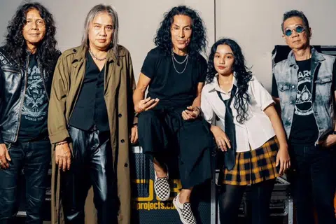ANGGOTA MUDA REMAJA: Band legenda Search mengambil keputusan menyerapkan pemain dram muda, Naimi Daimi (dua dari kanan), sebagai anggota tetap kumpulan ini kerana kagum dengan bakat semula jadinya.