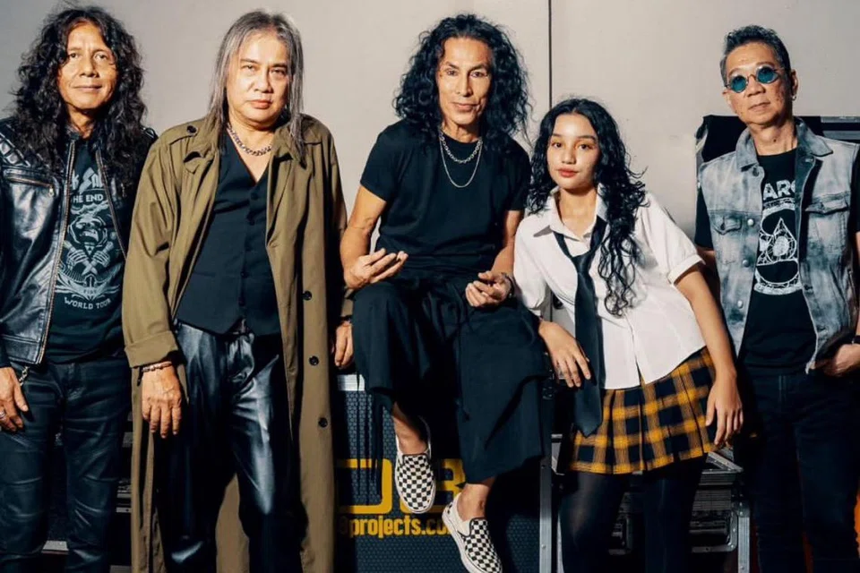 ANGGOTA MUDA REMAJA: Band legenda Search mengambil keputusan menyerapkan pemain dram muda, Naimi Daimi (dua dari kanan), sebagai anggota tetap kumpulan ini kerana kagum dengan bakat semula jadinya.