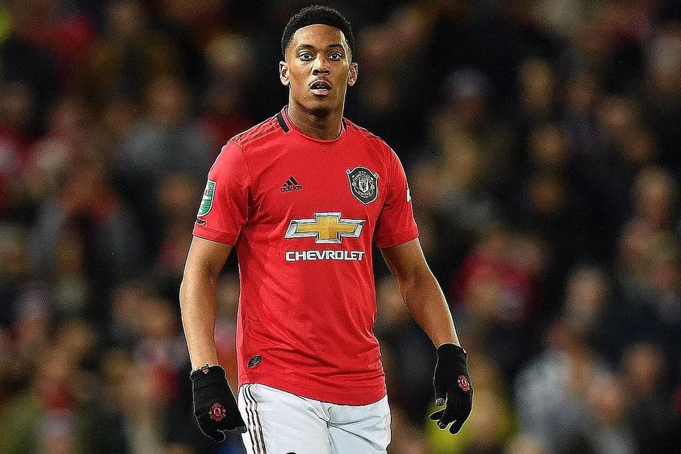 REAKSI PEMAIN: Penyerang Manchester United, Anthony Martial, gagal membantu pasukannya di depan penyokong sendiri untuk atasi kegagahan Manchester City semasa perlawanan di Old Trafford. - Foto AFP