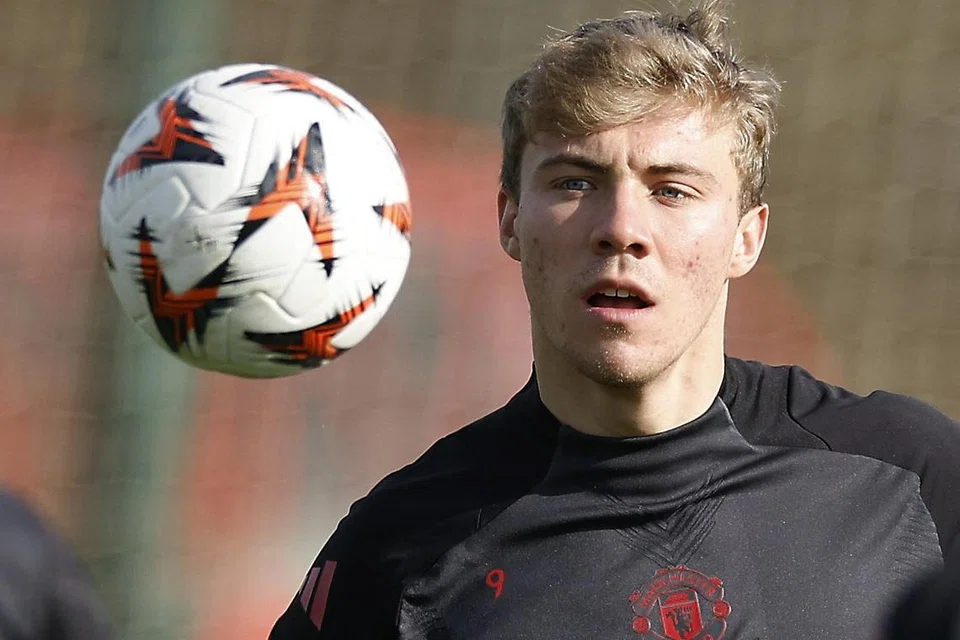 Kekalahan Manchester United melalui sepakan penalti kepada Fulham, yang menyingkirkannya daripada Piala FA, adalah perlawanan ke-18 berturut-turut penyerangnya, Rasmus Hojlund, gagal menjaringkan gol sejak menyumbatkan dua gol ketika menentang Viktoria Plzen dalam Liga Europa pada 12 Disember.