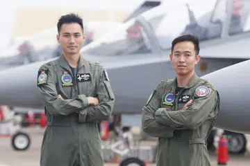JEMPUTAN ISTIMEWA: (Dari kiri) Kapten Jerevin Chia dan Kapten Yeap Wei Jiun merupakan juruterbang yang akan mengendalikan pesawat pelatih M-346, mengiringi pesawat pejuang Alpha Perancis sewaktu Hari Bastille esok. - Foto BH oleh KELVIN CHNG