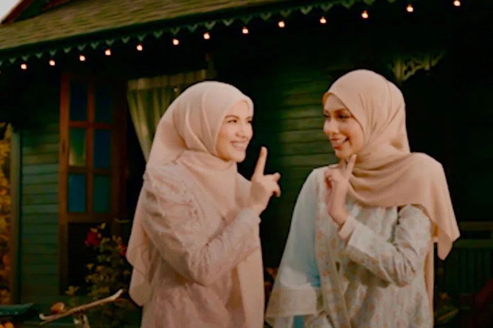Sebagai anak seni yang sudah melalui asam garam kehidupan, Fazura (kiri) dan Syasya Rizal seakan-akan ingin menyampaikan sesuatu yang terbuku di hati tentang perlunya netizen memberi tumpuan pada sambutan Hari Raya dan bukannya terjebak dengan gosip tentang orang lain.