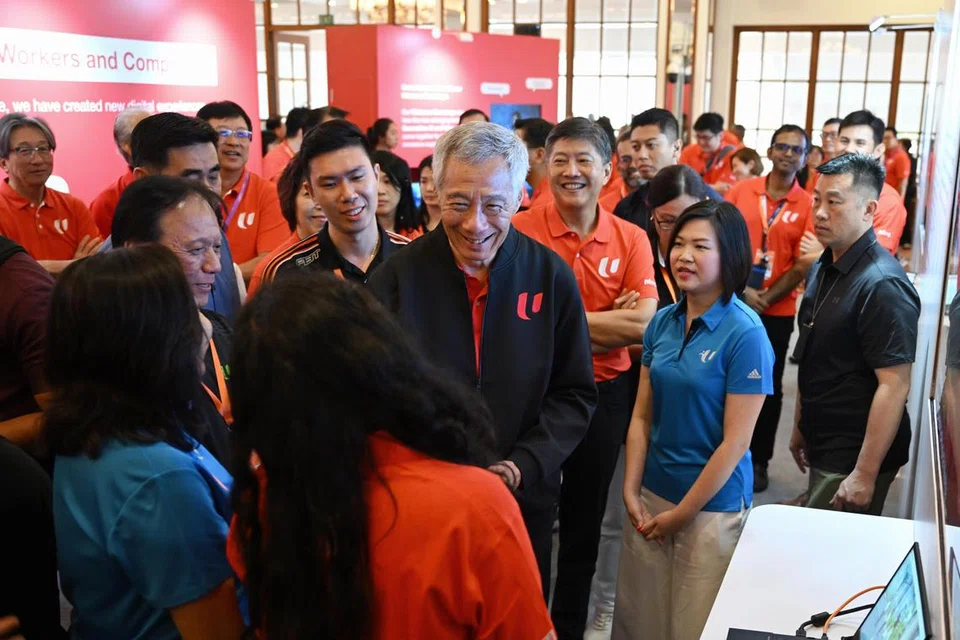 BERAMAH-TAMAH: Perdana Menteri, Encik Lee Hsien Loong (tengah), beramah-tamah bersama hadirin di Persidangan Perwakilan Kebangsaan (NDC) NTUC di Orchid Country Club pada Rabu. 