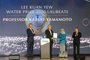 SUMBANGAN DIIKTIRAF: Presiden Halimah Yacob menyampaikan Hadiah Air Lee Kuan Yew 2020 kepada Profesor Kazuo Yamamoto dalam satu majlis di hotel The Ritz-Carlton Millenia kelmarin. Bersama mereka ialah Menteri Kanan, Encik Teo Chee Hean, yang juga pengerusi Majlis Hadiah (kiri), dan anggota lembaga Yayasan Temasek, Profesor Leo Tan (kanan). - Foto SINGAPORE INTERNATIONAL WATER WEEK (SIWW 2022)