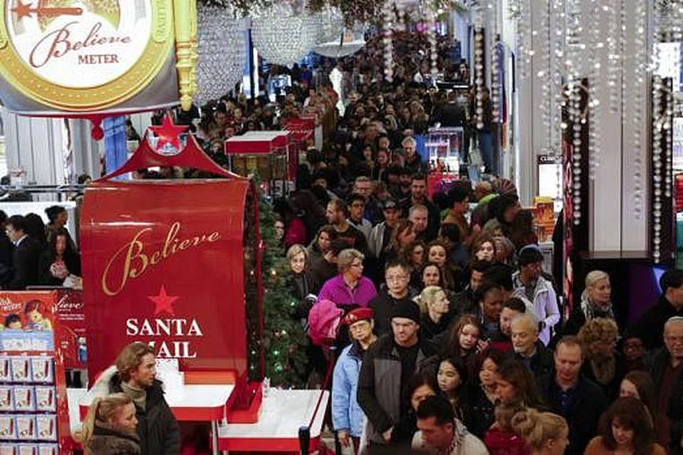 KUASA MEMBELI: Ribuan penduduk Amerika membanjiri pasar raya Macy di Herald Square di New York semasa sambutan Thanksgiving tahun lalu. Adakah senario seperti ini akan berkurangan memandangkan jangkaan ekonomi Amerika semain pudar? - Foto fail