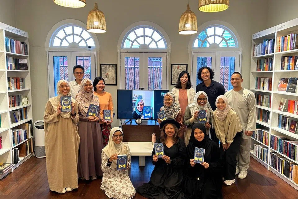 Peserta kelab buku, ‘Seekers Club’, yang dikenali sebagai, ‘A Shared Space Book Club’, berbincang tentang buku, ‘As long as the Lemon Trees Grow’, pada 2023. Penulis buku itu, Cik Zoulfa Katouh, menyertai sesi tersebut secara dalam talian.