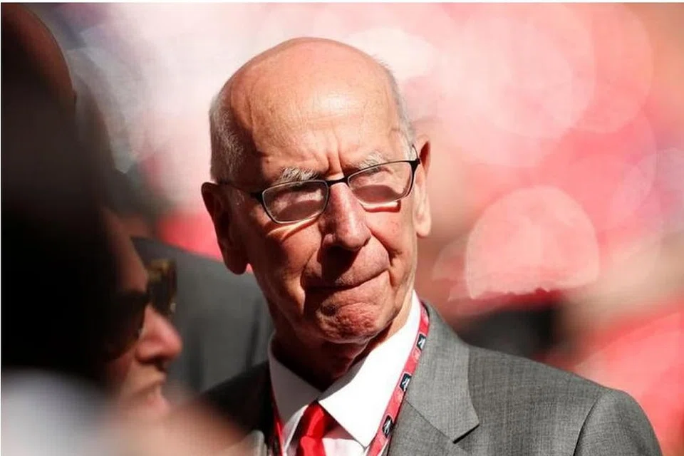 AKAN DIINGATI: Dalam satu kenyataan di laman web, Manchester United menggelar Charlton sebagai “salah seorang pemain terhebat dan paling disayangi dalam sejarah kelab kami”.