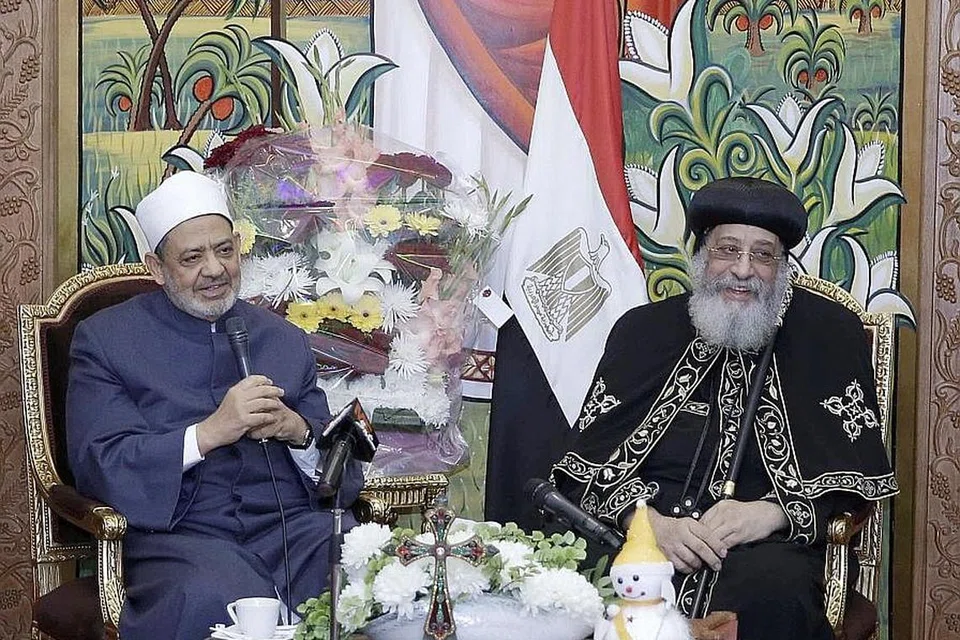 HUBUNGAN MUHIBAH: Imam besar Al-Azhar Ahmed al-Tayeb (kiri) dan Paus Katollik Ortodoks Mesir, Tawadros II, dalam pertemuan muhibah pada 7 Januari lalu. - Foto AFP