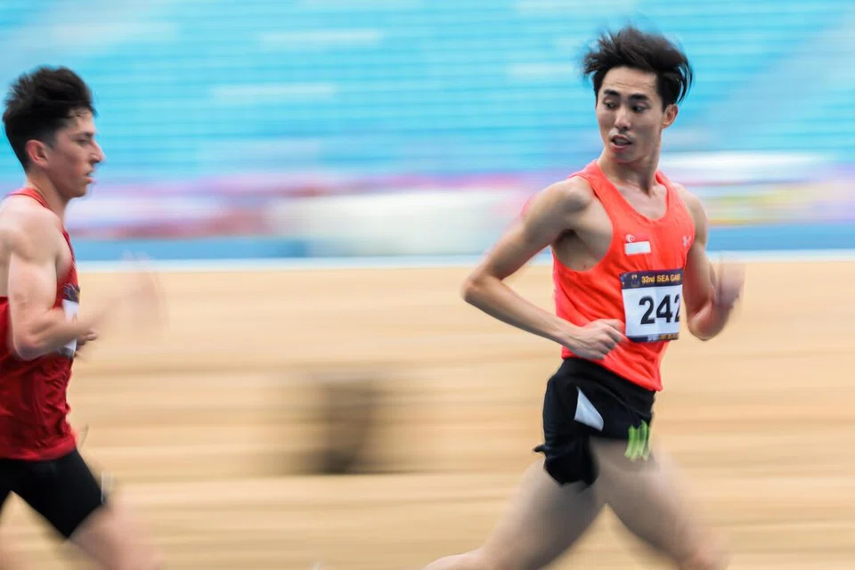 Pelari jarak jauh Singapura, Soh Rui Yong (kanan), ketika berlumba dalam acara 5,000 meter lelaki di temasya Sukan SEA 2023 di Kemboja. 