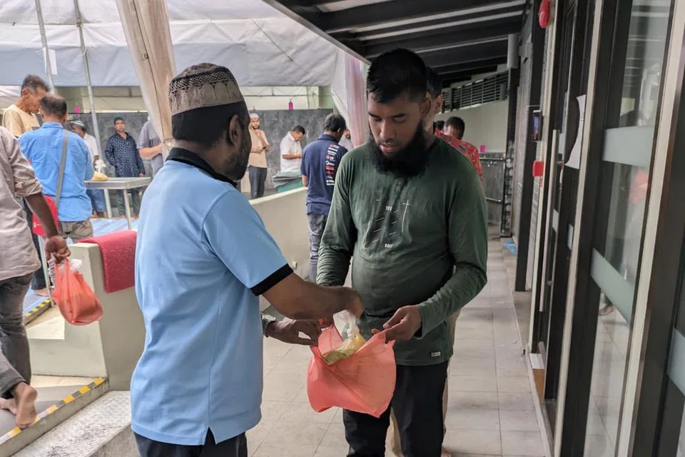 Selepas solat asar, Masjid Jamae Chulia mengagihkan bubur masjid secara percuma kepada orang ramai. 