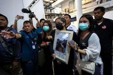 Ahli keluarga tidak dapat menahan sebak ketika menuntut jenazah pasangan suami isteri yang terkorban dalam kebakaran pub Rong Beer Na Lat Phrao di Institut Perubatan Forensik, Hospital Polis di Bangkok pada 14 Julai 2026. Jumlah korban tragedi itu kini meningkat kepada 35 orang, manakala 21 lagi mangsa masih dirawat di hospital ketika pihak berkuasa meneruskan siasatan terhadap dakwaan kecuaian dan pelanggaran aspek keselamatan di premis berkenaan.