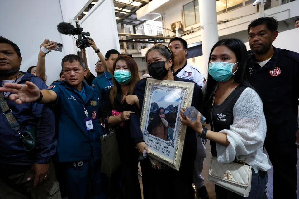 Ahli keluarga tidak dapat menahan sebak ketika menuntut jenazah pasangan suami isteri yang terkorban dalam kebakaran pub Rong Beer Na Lat Phrao di Institut Perubatan Forensik, Hospital Polis di Bangkok pada 14 Julai 2026. Jumlah korban tragedi itu kini meningkat kepada 35 orang, manakala 21 lagi mangsa masih dirawat di hospital ketika pihak berkuasa meneruskan siasatan terhadap dakwaan kecuaian dan pelanggaran aspek keselamatan di premis berkenaan.