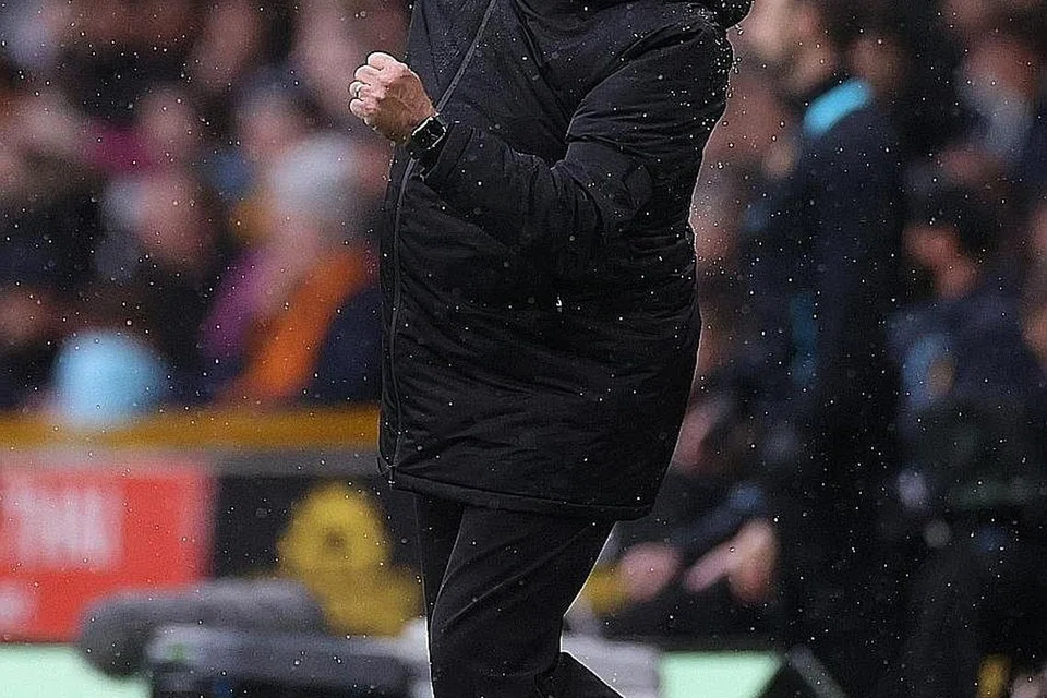 SUDAH NASIB?: Tunggak pertahanan United, Raphael Varane, pasti tidak dapat beraksi menentang Leicester malam ini selepas mengalami kecederaan semasa mewakili pasukan negaranya, Perancis, manakala masa depan pengurus Steve Bruce (gambar atas) untuk terus bersama Newcastle dijangka tipis sekali jika mereka mengalami satu lagi kekalahan apabila turun menentang Spurs. - Foto REUTERS