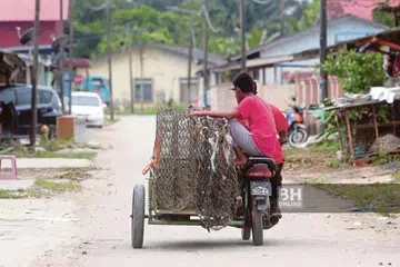 TAK PATUH UNDANG-UNDANG: Sebilangan  masyarakat Rohingya di Kampung Kangkar Tebrau, Johor Bahru, tidak peduli undang-undang dan dengan berani mengubah suai motosikal untuk memudahkan urusan. 