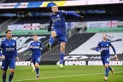 KEMBALI MENYENGAT: Penyerang Leicester, Jamie Vardy (tengah) meraikan jaringan penalti beliau untuk meletakkan pasukannya di hadapan ketika menewaskan Spurs kelmarin. - Foto-foto REUTERS 