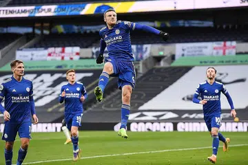 KEMBALI MENYENGAT: Penyerang Leicester, Jamie Vardy (tengah) meraikan jaringan penalti beliau untuk meletakkan pasukannya di hadapan ketika menewaskan Spurs kelmarin. - Foto-foto REUTERS 