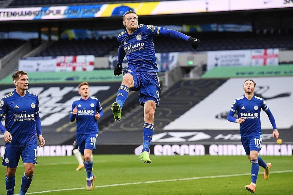 KEMBALI MENYENGAT: Penyerang Leicester, Jamie Vardy (tengah) meraikan jaringan penalti beliau untuk meletakkan pasukannya di hadapan ketika menewaskan Spurs kelmarin. - Foto-foto REUTERS 