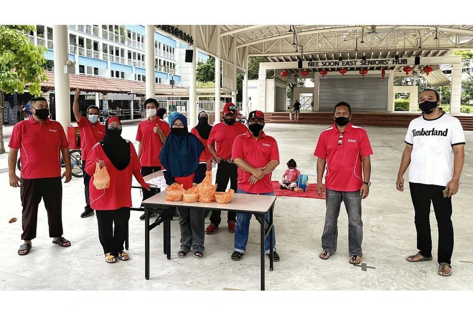 PENGAGIHAN BUBUR DI KEJIRANAN YISHUN: Sukarelawan dari Jawatankuasa Eksekutif Kegiatan Melayu (MAEC) Nee Soon East membantu dalam agihan bubur Ramadan di hadapan Blok 293 Yishun Street 22. - Foto MASJID DARUL MAKMUR