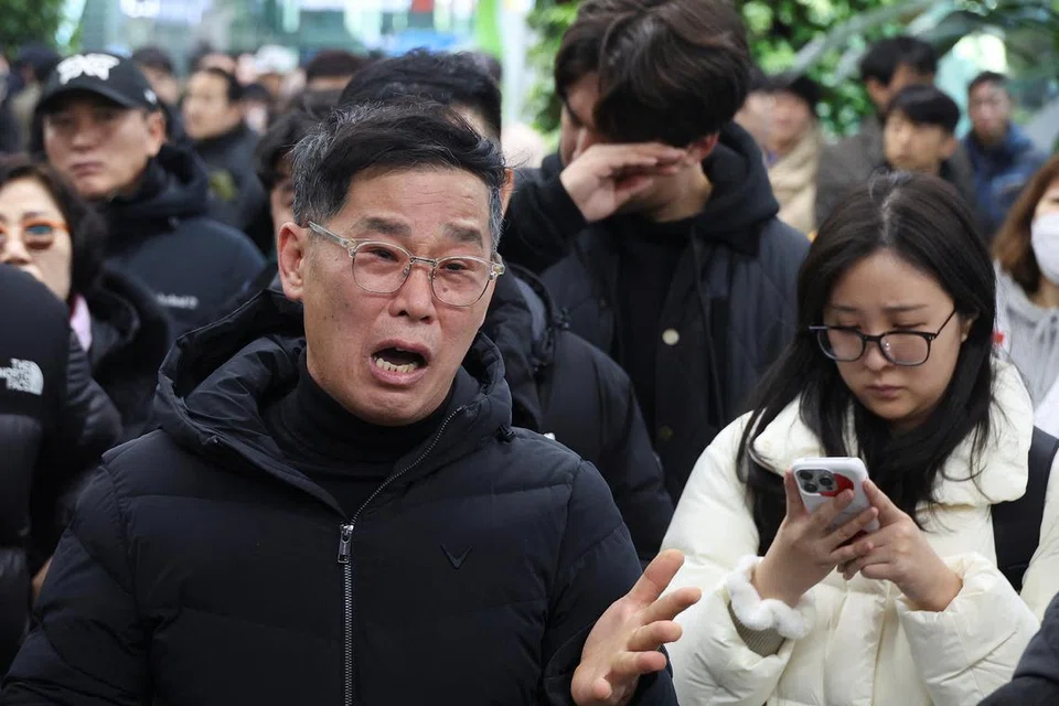 Ahli keluarga penumpang pesawat Jeju Air 2216 dibadai emosi semasa menanti berita di Lapangan Terbang Antarabangsa Muan, di Korea Selatan.