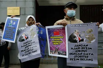 BANTAHAN TERHADAP CHINA: Beberapa penduduk Indonesia membantah di luar kedutaan China di Jakarta baru-baru ini berkaitan kemasukan kapal China di kawasan perairan Indonesia. - Foto REUTER