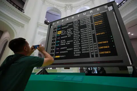 PAPAN ‘PENCEN’: Papan maklumat yang pernah dipaparkan di Terminal 2 Lapangan Terbang Changi kini menjadi artifak utama di Muzium Negara.