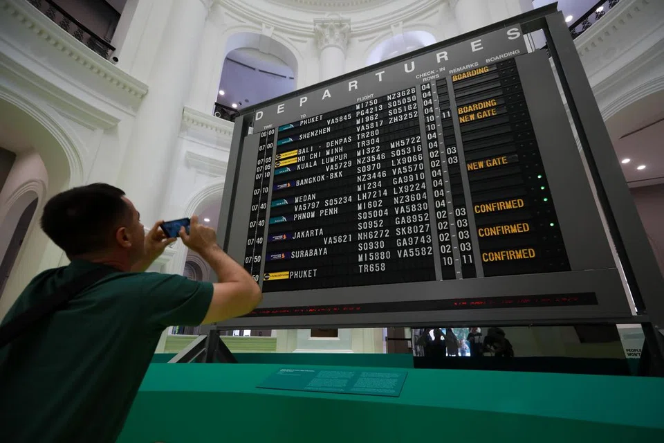 PAPAN ‘PENCEN’: Papan maklumat yang pernah dipaparkan di Terminal 2 Lapangan Terbang Changi kini menjadi artifak utama di Muzium Negara.