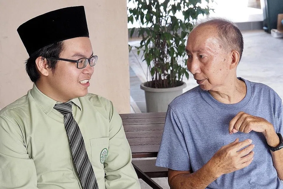 DEKATI MASYARAKAT: Encik Wong Chin Jiang (kanan), seorang guru pesara, amat terkesan dengan akhlak baik yang dipamerkan para pelajar MAI. Di kiri ialah pelajar MAI, Hasan Abdul Razak. Foto MADRASAH AL-ARABIAH AL-ISLAMIAH