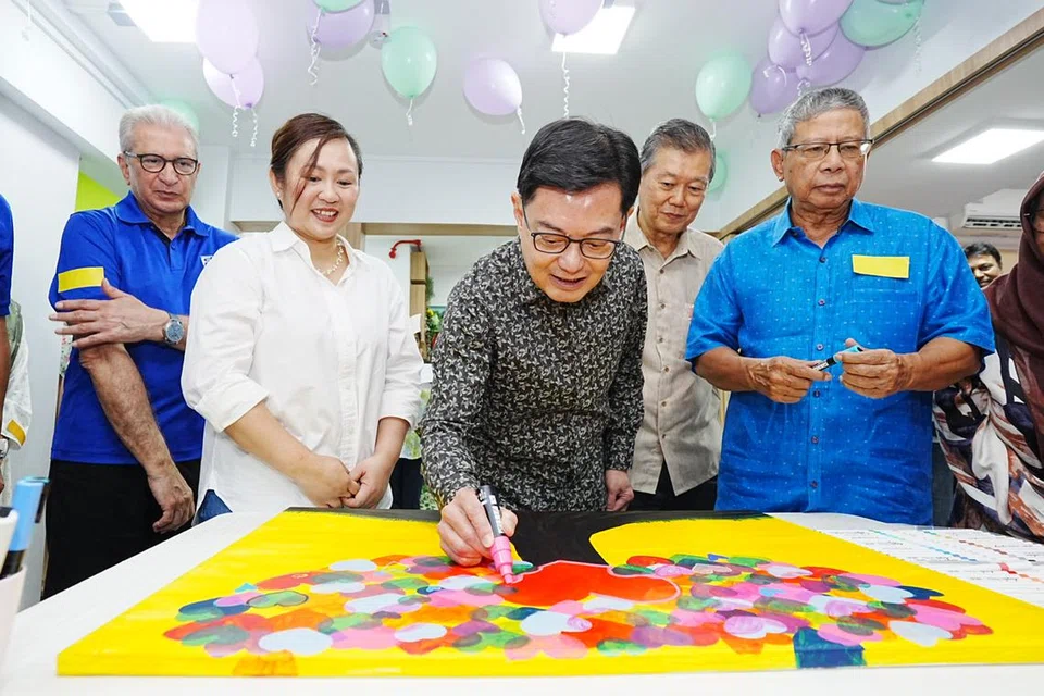 Timbalan Perdana Menteri, Encik Heng Swee Keat (berbaju hitam), bersama (dari kiri) Pengerusi Singapore Pools, Encik Kai Nargolwala; Pengerusi Casa Raudha, Cik Shahrany Hassan; Anggota Pengasas dan Anggota Lembaga Casa Raudha, Encik Hamzah Abdul Mutalib; dan penderma Casa Raudha Cares, Encik Salleh Marican, membuat lukisan sewaktu rumah terbuka Casa Raudha Cares pada 22 Februari.