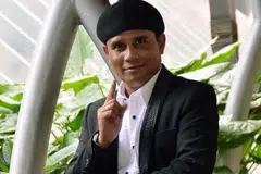 Tanah Suci, Amir UK’s, Di Sana Menanti Di Sini Menunggu