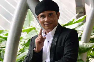 Tanah Suci, Amir UK’s, Di Sana Menanti Di Sini Menunggu