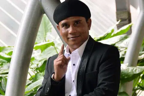 Tanah Suci, Amir UK’s, Di Sana Menanti Di Sini Menunggu