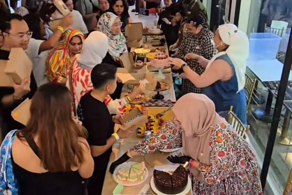 Pelanggan dalam setiap kumpulan yang tidak melebihi 40 orang, diberikan tujuh minit untuk memilih tiga hingga lima potong kek, mengikut nilai tiket yang telah dibayar. 