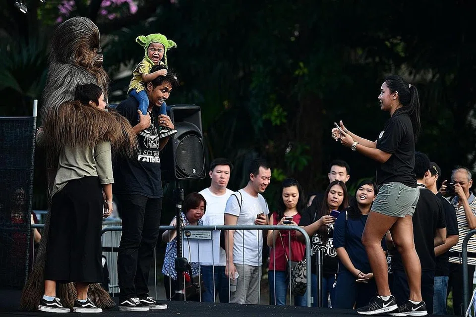 WATAK MENYERAMKAN: Watak Chewbacca (kiri) membuat seorang kanak-kanak ketakutan di acara perayaan Hari Star Wars di Taman di Pesisiran. 