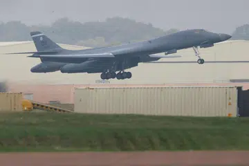Pesawat pengebom B-1B Lancer berlepas dari pangkalan udara RAF Fairford di Gloucestershire, Britain, pada 29 September 2026, selepas polis mengisytiharkan insiden besar di pangkalan itu dan menahan beberapa lelaki kerana disyaki melakukan kesalahan di bawah Akta Bahan Letupan. Mereka kemudian dibebaskan dengan ikat jamin.