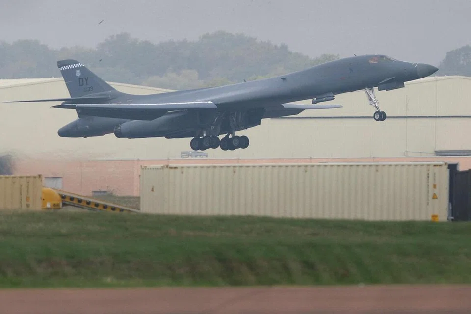 Pesawat pengebom B-1B Lancer berlepas dari pangkalan udara RAF Fairford di Gloucestershire, Britain, pada 29 September 2026, selepas polis mengisytiharkan insiden besar di pangkalan itu dan menahan beberapa lelaki kerana disyaki melakukan kesalahan di bawah Akta Bahan Letupan. Mereka kemudian dibebaskan dengan ikat jamin.
