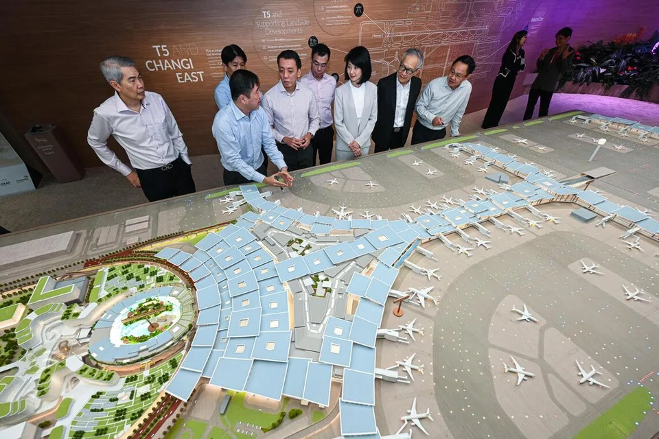 Pemangku Menteri Pengangkutan, Encik Jeffrey Siow (tiga dari kiri), dan Menteri Negara Kanan (Pengangkutan merangkap Pembangunan Negara), Cik Sun Xueling (tiga dari kanan), meninjau model Terminal 5 (T5) di pameran, ‘T5 In the Making’ pada 5 Januari.