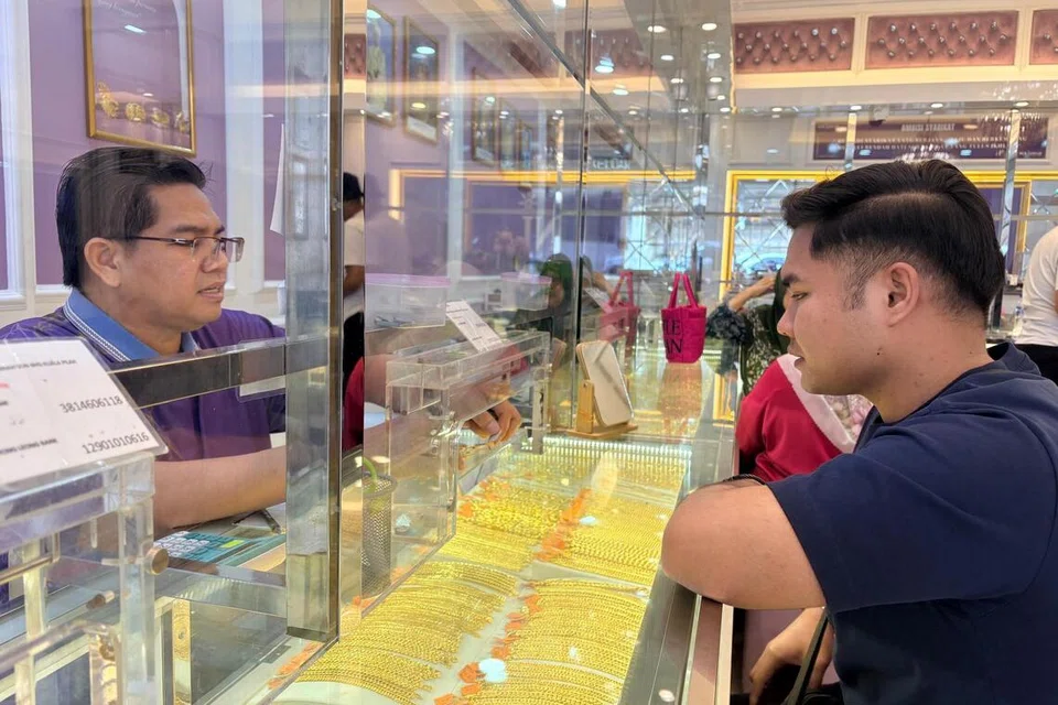 Encik Izzat Iskandar Halim (kanan) dan keluarganya gemar membeli emas di Kuala Pilah yang dikatakan lebih murah berbanding tempat lain.