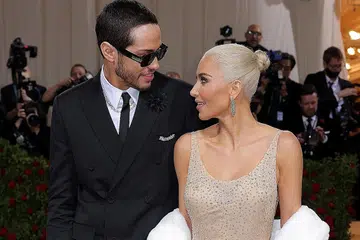 YANG PERTAMA DAN TERAKHIR: Bintang Media Sosial, Kim Kardashian dan Pelakon/Pelawak SNL, Pete Davidson muncul sebagai pasangan ketika di acara permaidani merah MET GALA Mei lalu. - Foto REUTERS