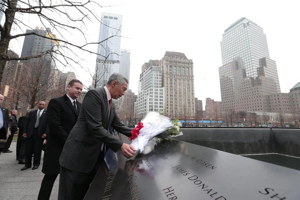 DALAM KENANGAN: Encik Lee meletakkan bunga di tugu peringatan di bekas tapak menara kembar World Trade Centre di New York bagi memperingati mereka yang terkorban dalam serangan pengganas pada September 11 2001. - Foto FACEBOOK PM LEE