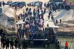 Mangsa pemerdagangan manusia dari berbilang negara dibawa merentas Sungai Moei di Thailand selepas diselamatkan daripada terjerumus dalam kegiatan sindiket penipuan di Myanmar.