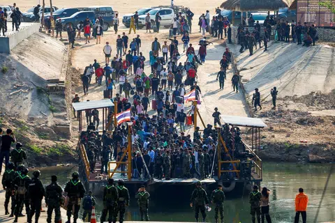 Mangsa pemerdagangan manusia dari berbilang negara dibawa merentas Sungai Moei di Thailand selepas diselamatkan daripada terjerumus dalam kegiatan sindiket penipuan di Myanmar.