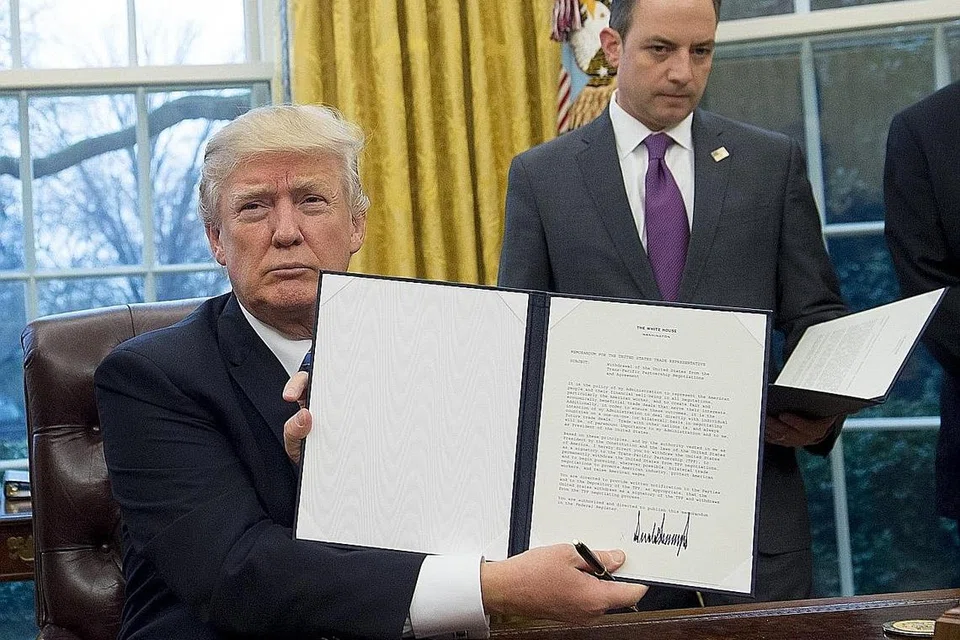 KELUAR DARIPADA KERJASAMA: Encik Donald Trump menunjukkan arahan eksekutif untuk mengeluarkan Amerika Syarikat daripada perjanjian Kerjasama Rentas Pasifik (TPP) selepas menandatanganinya di Rumah Putih di Washington Isnin lalu.
