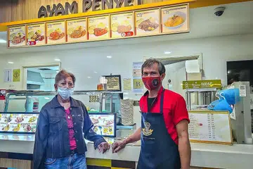 MAHU KEKAL RELEVAN: Selain mengendalikan gerai menjual nasi ayam penyet di pusat penjaja Koufu di Institut Pendidikan Teknikal (ITE) Kolej Central, Cik Liza Zakaria dan suaminya, Encik Jaafar Latib, menawarkan pelbagai pilihan makanan Melayu tradisional untuk katering yang boleh dipesan dalam talian di bawah Vintage Tree Pte Ltd. - Foto BM oleh NUR DIYANA TAHA