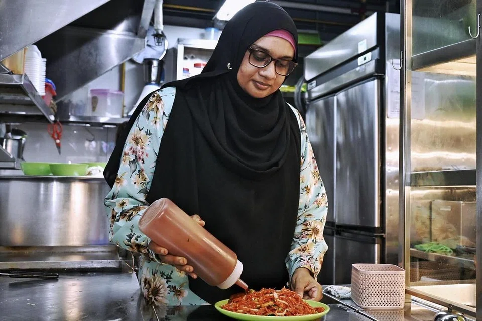 Dalam usahanya untuk mengekalkan harga makanan yang berpatutan meskipun berdepan dengan kenaikan kos bahan, Cik Noor Aisha membina hubungan yang kukuh dengan pembekalnya yang beliau kenali sejak beliau memulakan perniagaan makanan.