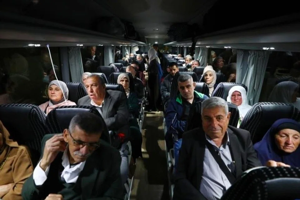 Jemaah Palestin, yang berangkat ke Tanah Suci bagi menunaikan ibadah haji, berlepas dari Hebron di Tebing Barat pada 12 Mei.
