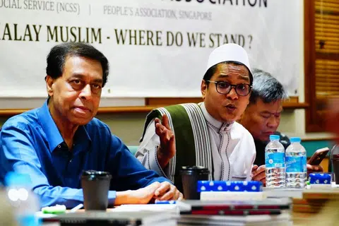Pengarah Urusan perundingan pendidikan Islam Attawasol Insaniy, Ustaz Dr Leyaket Ali Mohamed Omar (tengah), berkata jika masyarakat tidak mengetahui mengenai agama lain, akan terdapat andaian yang akan dilontarkan terhadap satu sama lain. Beliau dilihat bersama Presiden Taman Bacaan, Encik Abdul Halim Kader (kiri). 