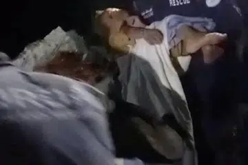 Seorang anggota pasukan penyelamat Jordan mendukung seorang kanak-kanak yang berjaya diselamatkan dari bawah runtuhan selepas gempa bumi dahsyat melanda Venezuela, dalam gambar yang dirakam di Caracas pada 30 Jun 2026.