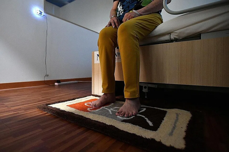 ALAS KAKI 'BIJAK': Menggunakan teknologi IoT, warga emas dapat dipantau pergerakannya setiap kali beliau memijak alas kaki 'bijak' misalnya selepas bangun dari tidur atau keluar dari bilik air. Jika sistem itu mengenal pasti kegiatan yang luar biasa atau tiada pijakan, ia akan mengeluarkan sistem amaran kepada penjaga atau pegawai kesihatan untuk memeriksa warga emas itu. - Foto fail