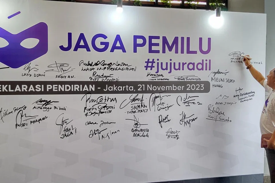 PANTAU PILIHAN RAYA: Anggota kumpulan masyarakat sivil Indonesia berkumpul di Jakarta bagi melancarkan gerakan Jaga Pemilu, atau Pengawal Pilihan Raya, di tengah-tengah kebimbangan semakin meningkat tentang manipulasi pilihan raya menjelang pemilihan presiden 14 Februari 2024.