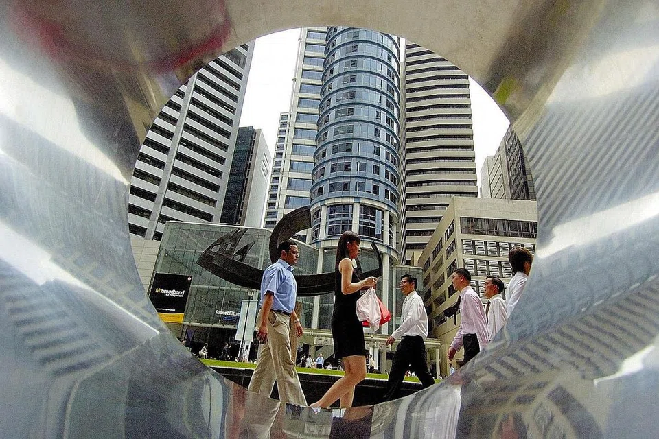 BANTUAN BAGI WARGA MUDA: NTUC akan memberikan bantuan bagi membantu warga Singapura lebih muda mengemudi sekitaran pekerjaan sukar ini dan menawarkan perlindungan sewajarnya. - Foto fail